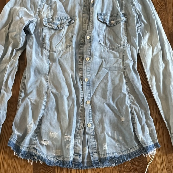 Blank NYC Woman’s Blue Denim Button Down Size Small - Picture 3 of 6